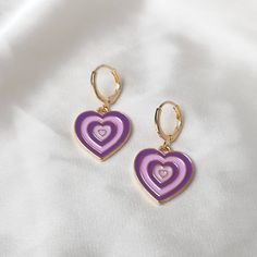 Don't miss out on these beautiful gold plated and purple retro heart drop earrings. They work with a large variety of looks and add a bit of sparkle to your outfit. Dimensions: Drop Length - 3cm Width - 2.8cm MORE jewellery pieces available on our shop! Any questions please message we are happy to help. Free postage in UK Thank you for shopping with us Heather&Bumble 📪Follow us at: Instagram: heatherandbumble Twitter: Heather_Bumble Pintrest: Heather & Bumble Purple & Gold Retro Heart Drop Earrings - 70's Style Earrings, Vintage Style, Hanging Jewellery,Accessories,Green Jewellery,Gold Earrings Green Jewellery, Schmuck Gold, Purple Retro, Retro Heart, Vintage Style Earrings, Hanging Jewelry, Gold Jewelry Earrings, Jewellery Gold, Green Jewelry