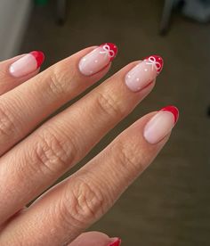 bow nails Cute Simple Nails For Christmas, Christmas Nails Simple Almond, Red Nails Christmas Simple, Easy Nail Designs For Christmas, Shorter Christmas Nails, Cute Fall Nail Ideas Short, Christmas Nails Simple Design, Simple Cute Winter Nails, Christmas Nail Ideas 2024