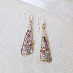 EAR Lavender Ombre Angle Earrings Hammered Wire Earrings, Lavender Ombre, Wire Earrings Handmade, Charm Ideas, Ear Art, Earring Inspiration, Wire Wrap Jewelry Designs, Hammered Earrings, Ocean Jewelry