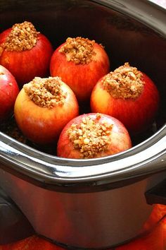 apples with crumbs are in the slow cooker and ready to be cooked