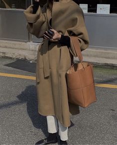 Caramel Coat Outfit, Coat Fall Outfit, Paris Trip Outfits, Outfits Wardrobe, Camel Coat Outfit, Minimalist Outfits, Fall Style Guide, Fashion Content, Jewelry Summer