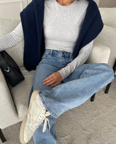 Navy Blue Colour Combination Outfit, Dinner Outfits Fall 2024, Casual Dinner Outfit Fall Jeans, Blue Mom Jeans Outfit, Sweater Over Shoulders Outfit, Sc Outfits, Blue Jean Outfits, Estilo Indie, Skandinavian Fashion