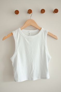 White Tank Tops For Women, Basic Racerback Top For Everyday, White Crew Neck Tank Top, White Trendy Racerback Tops, Trendy White Racerback Top, White Racerback Trendy Tops, Casual White Racerback Top, White Cropped Tank Top, White Tank Top Women