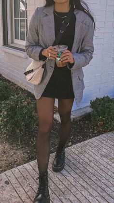 Fall outfits. Outfit ideas. Fall outfits women. How to style doc martens. Doc martens outfit. Combat Boot Outfit, Stile Blair Waldorf, Dr Martens Outfit, Adrette Outfits, Fest Outfits, Autumn Outfit, Outfit Inspo Fall