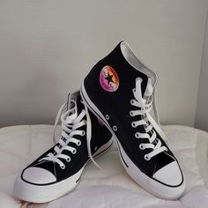 Questions? Leave A Comment Below! Converse Chuck Taylor Beautiful Colors, New Without Tags, Men's 7-1/2 Woman's 9-1/2, I Will Accept Reasonable Offer. Customizing Converse, Converse Laces Ideas, Converse Doodles, Converse Shoes Aesthetic, Decorated Converse, Converse Art, Converse Ideas, Emo Shoes, Sharpie Shoes