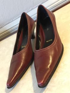 Vintage AMALFI ITALIAN Women's Brown 100% Leather Shoes with Low Pump Heels w Really Pointed Toes 6 1/2 B if you love designer shoes but hate designer prices take a look at these beautiful designer shoes. They look for their age! Size 6 1/2" B These items are in good used Vintage condition I don't know how old they are but from the look the must be between 1970's - 1980's Please review all pictures as they are part if my description. Also please remember that this is a Vintage high quality item, Brown Leather Shoes, Italian Women, Amalfi, Pumps Heels, Leather Shoes, Designer Shoes, Brown Leather, Loafers, Pumps