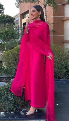 Pakistani Silk Dresses Style, Different Types Of Suits Design, Plain Indian Suits, Indian Designer Suits Party Wear Beautiful, Classy Indian Outfits, Pakistani Suits Party Wear, Excel Data Entry, Simple Indian Suits, Desi Fits