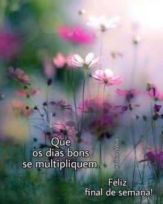 pink flowers in the grass with a quote on it that says, que os dias bons se multiplaigem final de se feliz