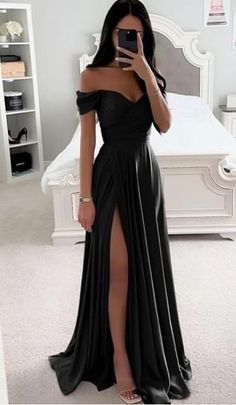 Classy Prom, Prom Dress Inspo, Black Dresses Classy, Classy Prom Dresses, Prom Dress Ideas, Stunning Prom Dresses, Prom Inspo, Cute Dress Outfits, Looks Party