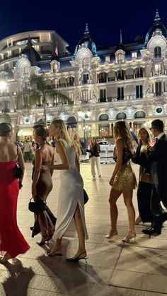 #monaco #montecarlo #nightlife #clubbingdress #clubbingoutfit #clubbing #luxury #luxurylife #oldmoneyaesthetic #oldmoney #aesthetic European Summer Night, Caviar And Champagne, Porsche F1, Grand Prix Monaco, Quiet Luxury Fashion, Rich Husband, Ysl Libre, Luxury Old Money, F1 Wag