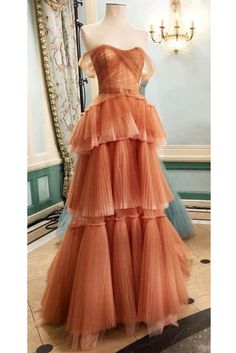 În afara umărului rochie de bal lung, o rochie de seară Vintage Non Traditional Wedding Dress, Flowy Romantic Dresses, Rust Tulle Dress, Peach Colored Prom Dresses, Gorgeous Gowns Evening, Fairytale Theme Prom Dress, Fairytale Ballgown Aesthetic, Texture Bridesmaid Dress, Taylor Swift Inspired Prom Dresses