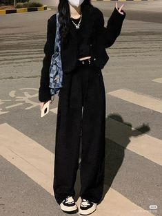 Korean All Black Outfit, Korean Pants Outfit, Black Korean Outfit, Korean Black Outfit, Celana Jins Wanita, Black Joggers Outfit, Korean Fashion Black, Loose Pants Outfit