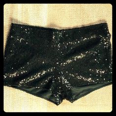 Nwot. Fits M/L Black Glitter Bottoms, Sparkly Shorts Outfit, 20th Birthday Photoshoot, Sparkly Clothes, Singer Outfits, Black Shorts Outfit, Disco Look, Clothes Pieces, Rave Shorts