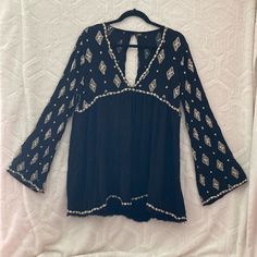 She Is Very Pretty,Diamond Shaped Flowers That Are Stitched Around The Neck,Sleeves And Hem Line.Bell Sleeves,Oversized. I Do See Call Outs. Please Look Over All The Pictures And Feel Free To Ask Any Questions You May Have And I Will Do My Best To Answer Them. Ty, I Purchased This From Miamitohawaii. I Got It For My Daughter She Never Worn It. Ty, Colors: Black,White Materials: 100% Rayon Measurements Are Approximate: Ptp 27.5 Length 31 Sleeves 24 With Out Stretch Casual Black Embroidered V-neck Top, Black Long Sleeve Embroidered Top, Black Long Sleeve Embroidered Top For Summer, Black Embroidered Long Sleeve Top For Summer, Black Embroidered V-neck Top For Summer, Black V-neck Embroidered Top For Summer, Casual Black Embroidered Long Sleeve Top, Spring Black V-neck Embroidered Top, Black V-neck Embroidered Top For Spring