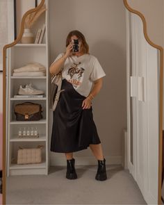 Long Silk Dress Outfit Casual, Plus Midi Skirt Outfit, Black Midi Skirt Outfit Summer Casual, Cool Midi Skirt Outfit, Sweatshirt And Satin Skirt Outfit, Long Silk Skirt Outfit Plus Size, Midi Size, Midi Skirt T Shirt Outfit, Midi Skirt With Oversized Shirt