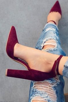 Salto alto grosso scarpin camurça Sandal Aesthetic, Fall Shoes Women, Shoes Black Women, Burgundy Aesthetic, Women Sneakers Fashion, Shoe Outfits, Shoes Women Sneakers, Homemade French Fries, Burgundy Heels