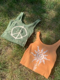 Bleach Sun Shirt, Cloth Bleaching Ideas, Bleach Top Ideas, Fabric Clothes Design, Painted Tee Shirts, Thrift Ideas Clothes, Painted Shirts Diy, Hippie Granola Outfits, Diy T Shirt Ideas Paint