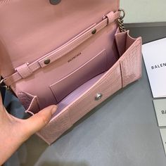 Description Balen Hourglass Wallet On Chain in Light Pink, For Women, Bags 9in/23cm Rep 1:1 Size: 23 x 15 x 6.5 cm / 9 x 5.9 x 2.5 inches (Lenght x Height x Width) Curvilinear shape Wallet on chain Adjustable chain strap Studded magnet closure B logo sliver color 1 patch pocket 1 inner zipped pocket 6 inner card slots Includes box dust bag. This product is of the best quality. Balenciaga Bag, Satchel Bags, Chain Strap, Evening Bags, Patch Pocket, Card Slots, Designing Women, Contact Us, Fashion Bags