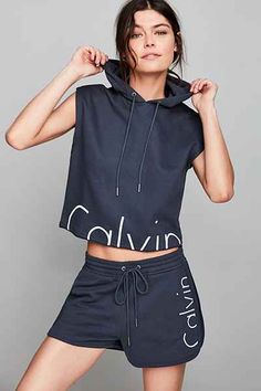 Sleeveless Sweatshirt, Calvin Klein Hoodie, Cooler Look, Sleeveless Hoodie, Sport Dress, Sporty Outfits, Teen Fashion, Hoodie Sweatshirt