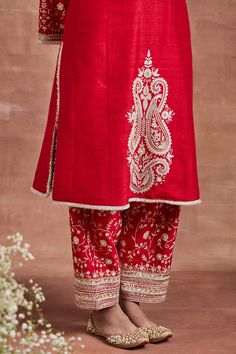 Buy Red Raw Silk Embroidery Kashmiri Thread Scallop V Neck Naysa Paisley Kurta Set For Women by Sue Mue Online at Aza Fashions. Designer Suits For Wedding, Raw Silk Embroidery, Punjabi Suits Designer Boutique, Designer Anarkali Dresses, Red Kurta, Salwar Pattern, Embroidered Kurti, Kurta Set For Women