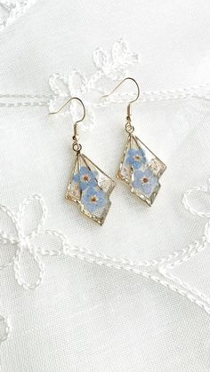 Thank you for visiting Fleur_Belles! 🌸 An elegant pair of pressed flower earrings made with real pressed flowers, forget me not and gold flakes.  🌺Due to the handmade nature of this product, slight variations may occur, however, the design remains as similar as possible. 💖CARE about the handmade earrings💖 Please keep in a dry place and avoid prolonged direct sunlight, water, chemicals and perfumes to maintain and preserve the earrings beauty. Elegant Blue Pressed Flower Earrings, Blue Pressed Flower Earrings For Gift, Blue Pressed Flowers Drop Earrings, Pressed Flower Earrings, Handkerchief Style, Flowers Gifts, Flower Bag, Gold Flakes, Earrings Blue