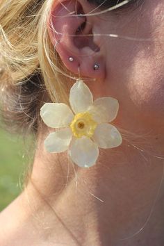 Resin Real Flower Earrings, How To Make Real Flower Jewelry, Daffodil Jewelry, Daffodil Earrings, Present For Sister, Christmas Gift For Girlfriend, Daffodil Flowers, Real Flower Earrings