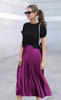 Purple Skirt Outfit, Purple Pleated Skirt, Rok Outfit, Pleated Skirt Outfit, Chique Outfits, Deep Winter, Pleated Maxi Skirt, Mode Casual, Cooler Look