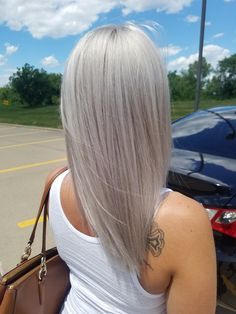 Silvery Platinum Blonde Hair, Medium Silver Blonde Hair, Platinum Gray Blonde Hair, Hair Color Platinum Silver, Kim Kardashian Silver Hair, Blonde Silver Hair Color Ideas, Ice Silver Hair, Blond Hair With Grey Highlights, Silverish Blonde Hair