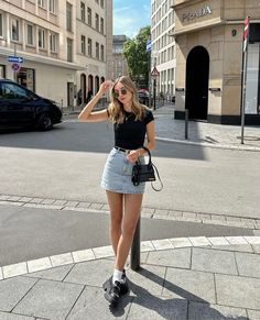 Denim Mini Skirt Outfit Summer, Thailand Ootd, Mini Skirts Outfits Summer, Singapore Outfit, Denim Mini Skirt Outfit, Skirt Outfit Summer, Singapore Fashion, Casual Chic Outfits, Rok Mini