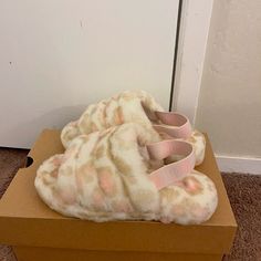 100% Authentic Brand New In Box Ugg Fluff Yeah Slide Panther Print / Color Wht / Little Kids Size 2 And Little Kids 3 Orange Slippers, Black Ugg Slippers, Fluff Yeah Slide, Ugg Coquette, Ugg Slides, Panther Print, Brown Flip Flops, Pink Room Decor, Classic Slippers