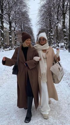 Nude Outfit, Snow Outfits, European Winter, Bff Stuff, Winter Pics, Friends Winter, Snow Aesthetic