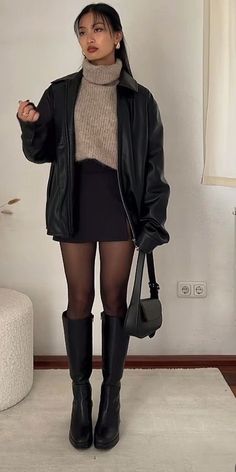 #leatherjacket#fashion#ootd#outfit#trendy#skirts#girls#boots Rok Mini, Leather Skirt Outfit, Skirt Outfits Fall, Denim Skirt Outfits, Skandinavian Fashion