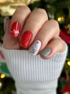 Dip Nail Ideas Christmas, Christmas Nails Santa Hat, Winter Dip Nail Ideas, Holiday Dip Nails Christmas, December Dip Nails, Classy Christmas Nails Simple, Holiday Dip Nails Winter, December Holiday Nails, Mickey Nails