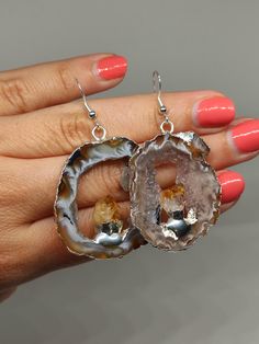 Give the gift of wonder with our Large Geode Earrings. These stunning pieces feature real geodes, each a natural masterpiece, capturing the beauty of crystalline formations. Make a statement with this unique gift that reflects the Earth's artistry.  🔸Nickel-free 🔸40mm geode size 🔸Color may vary according to lighting 🔸Silver filled We offer  🔸Fast shipping  🔸Free shipping eligible orders 🔸Polishing cloth  🔸Free Gift for orders above 100€ 🔸Gift box 🎁 🔸Great customer service  Geodes are Unique Amber Earrings Gift, Unique Amber Earrings As A Gift, Unique Amber Earrings For Gift, Agate Drop Earrings With Matching Set, Trendy Agate Drop Earrings, Agate Gemstone Dangle Earrings, Agate Drop Earrings Gift, Agate Gemstone Earrings Gift, Agate Drop Earrings As A Gift