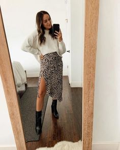 Women's Outfits With Boots - 70 Ideas on How to Wear Boots? Outfits To Wear With Boots, Mid Calf Boots Outfit, Calf Boots Outfit, Outfit Ideas With Boots, Skirts And Boots, Outfits With Boots, Printed Skirt Outfit, Teacher Wardrobe, Pregnancy Clothes