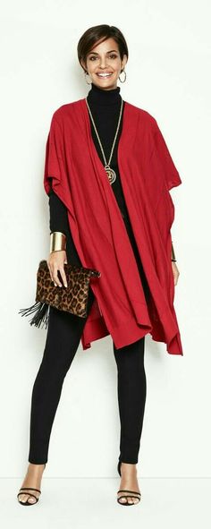 Must have this cape! Dressing For Women, Mode Over 50, Moda Over 50, Casual Chique Stijl, Mode Ab 50, Poncho Outfit, 50th Clothes, Mode Kimono, Over 50 Womens Fashion