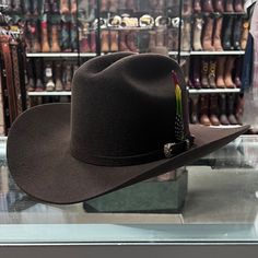 Introducing the Classic Sinaloa Cowboy Hat—a timeless icon of Western style. Crafted with precision, this hat boasts a traditional brim styling and classic cattleman crown. 3.5" Brim 4 3/4" Crown 100x Wool blend Satin crown lining Feather included Includes brand box Made In Mexico Mens Cowboy Outfit, Mens Cowboy Style, Cowboy Outfit, Boots Store, Felt Cowboy Hats, Chapeau Cowboy, Cowboy Outfits, Mens Cowboy, Cowboy Style