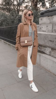 How To Wear White Jeans, White Jeans Winter, Stile Casual Chic, Brown Coat, Casual Summer Outfits