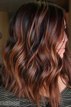 Red Highlights In Brown Hair, Red Brown Hair Color, Beer For Hair, Rambut Brunette, Mom Hair, Copper Balayage, Autumn Hair, Copper Highlights, Womens Hair