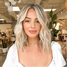 Long Bob Blonde Money Piece, Cute Blonde Haircuts Medium, Blonde Medium Short Hair, Cool Blonde Lob, Bright Blonde Balayage Short Hair, Collarbone Length Blonde Hair, Shorts Haircuts For Women, Short Hair Cuts Blonde, Collarbone Length Hair Blonde