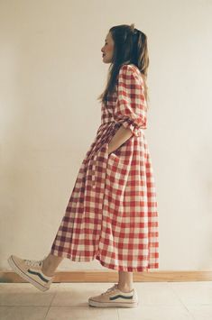 Tradwives Outfits, Check Dresses For Women, Gingham Dress Outfit, Farm Clothes, Trendy Fashion Tops, Easy Trendy Outfits, Lovely Clothes, Simple Trendy Outfits, Fashion Design Clothes