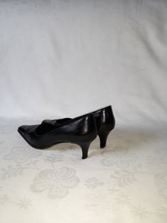 "Vtg leather ladies black elegant pumps, shoes with square toes and medium stiletto/kitten style heels. Women`s Size 39 EU. Italian classic dress casual style footwear. Made in Europe, Italy. Brand: Lanna Roma condition: a little used. Great. Look at the photos. Have some slight scratches on the toes and heels. Heels height 6 cm / 2.3\" in outside sole length from tip of toe to heel: 29 cm / 11.3\" in SIZE: EU 39 (on the bottom sole), US 8" Office Kitten Heels With Padded Heel And Square Toe, Black Square Toe Kitten Heels For Evening, Classic Square Toe Kitten Heels In Medium Width, Classic Kitten Heels With Square Toe And Medium Width, Classic Square Toe Kitten Heels With Medium Width, Classic Kitten Heels With Padded Heel And Square Toe, Leather Pointed Toe Kitten Heels, Fitted Leather Kitten Heels With Pointed Toe, Square Toe Kitten Heels For Formal Occasions