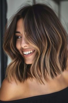 Balayage-Strähnchen: 60+ Styles » Langer Bob mit feinen Balayage-Strähnchen ✓ Mittellange Locken mit Balayage in Karamelltönen ✓ Balayage bei glatten, schulterlangen Haaren ✓ Balayage Dunkelbraun bei halblangem Haar ✓ Aschblonde Balayage-Strähnchen beim Langhaarschnitt [ ➳ Jetzt inspirieren lassen! ] Subtle Balayage Brunette Lob, Light Brown Balayage On Short Hair, Caramel Balayage Long Bob, Long Bob Haircuts Brown Hair, Short Light Brown Balayage, Short Brown Blonde Balayage, Cool Blonde Balayage On Brown Hair, Bob Haircut Blonde Balayage, Bob With Balayage Brunettes