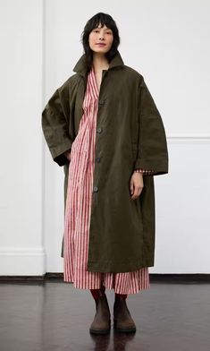 Olive Quilted Jacket Outfit, Green Winter Jacket Outfit, Green Trench Coat Outfit, Oversized Coat Outfit, Oversized Outfit Ideas, Olive Clothing, Green Raincoat, Scarf Shirt, Loose Sleeves