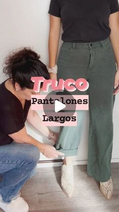 Paula Grillo | Asesora y Coach de imagen on Instagram: "💥¡TRUCO "solucionador" de dobladillos de última hora! Con éste trucazo vas a poder usar pantalones anchos y largos sin necesidad de recurrir a una modista, cortarlos o a la aguja e hilo para coser el dobadilo.   Gracias Andre @andre_guasch por comparte conmigo y oficiar de modelo 💝  ¿Te sirvió éste truco? ¿Lo conocías? Te leo en comentarios 👇   #tipsdeestilo #tipsdemoda #trucos #pantaloneslargos  #mujeresestilosas  #asesordeimagen  #trick #teasesoro #modayestilo #pantaloneswideleg #pantalonescargo" Outfits Con Jean Ancho, Pantalon Ancho Outfits, Outfits Con Jeans, Polo Outfit, Look Office, Outfit Mujer, Everyday Hacks, Elegant Fall