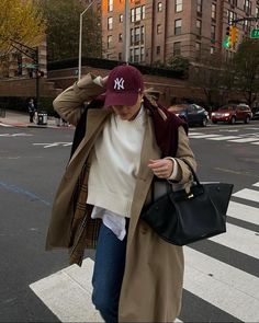 Embrace rain with these cute and casual fall outfits that are perfect for cold weather! We love this cozy rainy day outfit with beige a trench coat, jeans, a burgundy cap and a black DeMellier tote bag, for example! Raining Day Outfit, Casual Rainy Day Outfit, Rainy Day Outfits, Chica Chola, Baseball Cap Outfit, Trench Beige, Latina Outfits, Stile Hijab, Cap Outfit