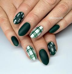 Simple Green Christmas Nails, Green And White Nails, Very Easy Makeup, Green Christmas Nails, Sparkly Nail Polish, Plaid Nail Designs, Christmas Nail Polish, Tree Nails, Green Nail Designs