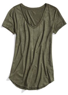 Stitch Fix Winter Essentials: An olive colored tee is just as versatile as a white T-shirt. Wear it with boyfriend jeans and a moto jacket for an effortless, city-girl vibe. Shoes Stitch, Stitchfix Spring, Fix Clothing, Stitch Fix Fall, Stitch Fit, Style Inspiration Casual, Casual Tees, Tshirt Women