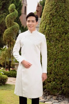 Brand new and high-quality Vietnamese traditional Ao Dai This set includes the Ao Dai and shipping with no pants for men Ao Dai Men, Elegant Pants Suits, Elegant Pants, Vietnamese Wedding, Garment Cover, Guest Attire, Wedding Attire Guest, Elegant Man, Pants For Men