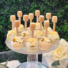 there are many desserts that have been made to look like bunnies on top of each other